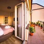 Pretty Woman\'S Studio With Terrace & Air Condition