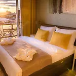 Pretty Woman\'S Studio With Terrace & Air Condition