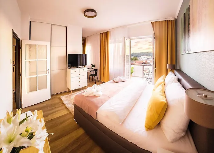 Pretty Woman\'S Studio With Terrace & Air Condition