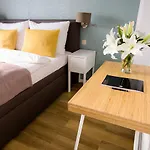 Pretty Woman\'S Studio With Terrace & Air Condition
